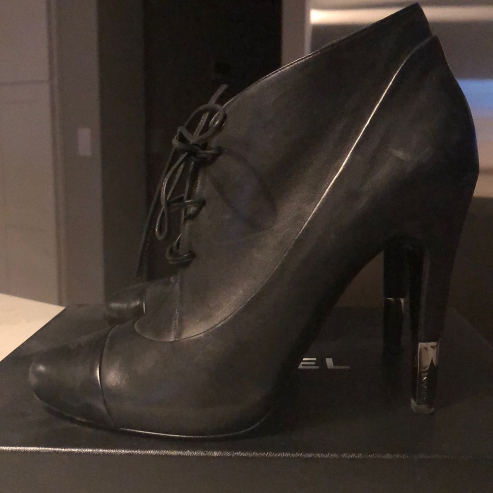 39.5 Chanel black lace up ankle boots. - Picture 3 of 5